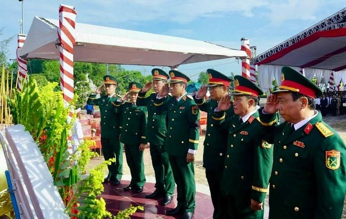 Các đại biểu thành kính dâng hương, dâng hoa và dành phút mặc niệm tưởng nhớ những người con ưu tú của dân tộc đã anh dũng hy sinh. Ảnh: Phong Phú.