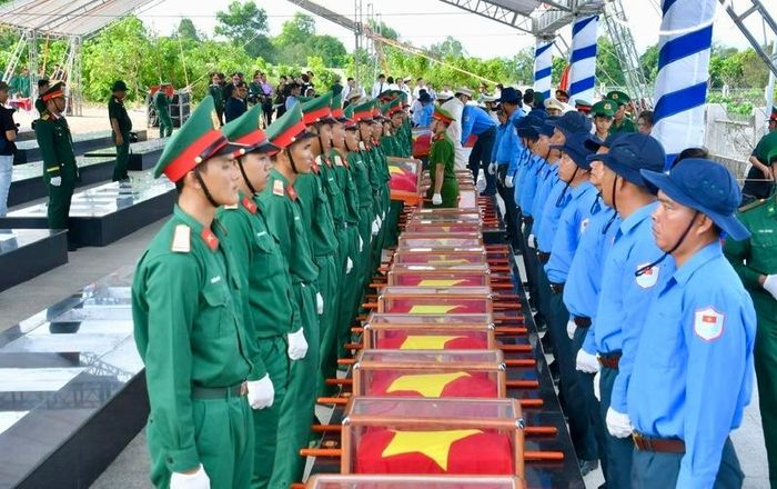 Lãnh đạo Trung ương, Bộ Quốc phòng, Quân khu 9 và tỉnh An Giang thực hiện nghi thức di quan, an táng. Ảnh: Phong Phú.