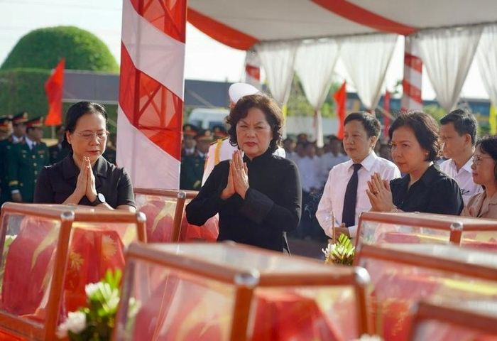 Bà Nguyễn Thị Hồng, Ủy viên Ban Chấp hành Trung ương Đảng, Phó Chủ tịch Quốc hội và các đại biểu kính cẩn dâng hương, dâng hoa, tưởng nhớ các anh hùng liệt sĩ. Ảnh: Phong Phú.
