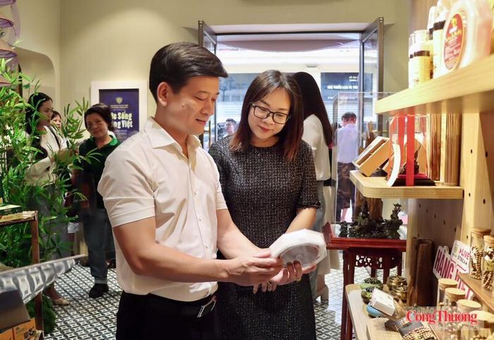 Chương trình sẽ hỗ trợ các chủ thể kinh doanh nâng cao năng lực ứng dụng công nghệ, khai thác hiệu quả các nền tảng thương mại điện tử. Ảnh: Phúc Sơn