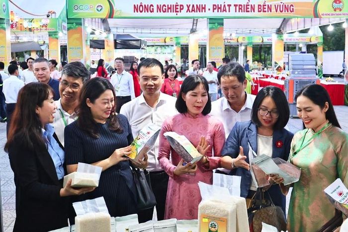 Các đại biểu tham quan gian hàng. Ảnh: Diễm Phúc