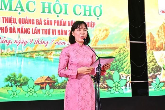 Bà Lê Thị Minh Tâm, Chủ tịch Hội Nông dân TP. Đà Nẵng phát biểu khai mạc hội chợ. Ảnh: Diễm Phúc