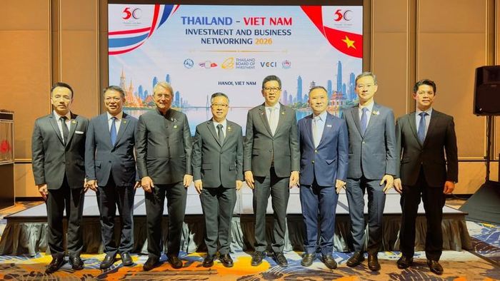 Ông Saravoot Yoovidhya - CEO Tập đoàn TCP (vị trí thứ 2 từ phải qua) tại Diễn đàn Kết nối Đầu tư và Kinh doanh Thái Lan - Việt Nam 2026