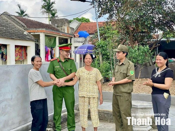 Buổi hòa giải mâu thuẫn giữa hai hộ gia đình tại thôn Yên Lộc với sự tham gia của Công an xã Nga Sơn và các đoàn thể.