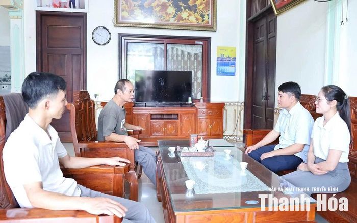 Cán bộ, công chức UBND phường Ngọc Sơn trao đổi, nắm bắt tâm tư người dân bị ảnh hưởng bởi GPMB dự án đường tỉnh 525, đoạn từ phường Ngọc Sơn đến cầu Đò Trạp.