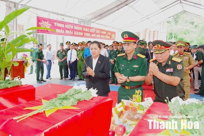 Tại thị xã Sầm Nưa, tỉnh Hủa Phăn (Lào), Ban Công tác đặc biệt hai tỉnh Thanh Hóa - Hủa Phăn tổ chức lễ bàn giao, tiếp nhận 19 hài cốt liệt sĩ là quân tình nguyện và chuyên gia Việt Nam hy sinh tại Lào.