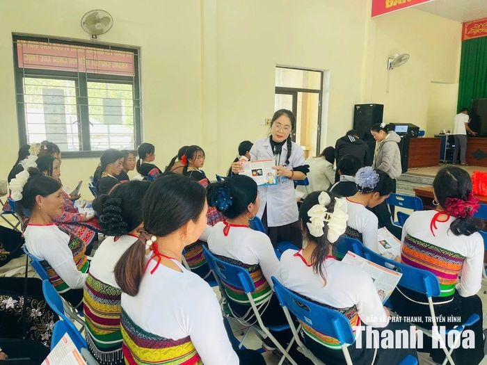 Cán bộ Trung tâm Y tế Mường Lát truyền thông chính sách dân số tại xã Tam Chung.