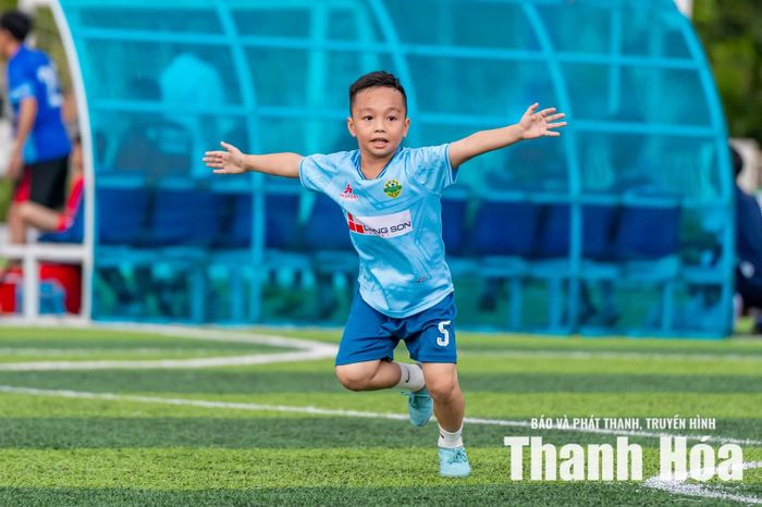 Vũ Xuân Nam đang là chốt chặn đáng tin cậy nơi hàng phòng ngự của U8 Nghi Sơn.