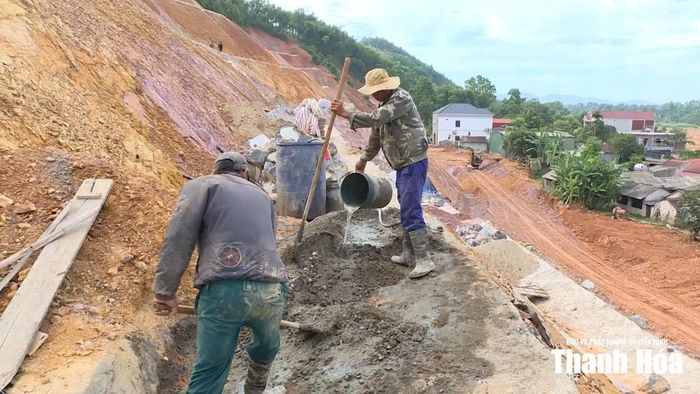 Các tổ thợ được bố trí làm việc theo ca, kíp linh hoạt, tăng cường thi công vào sáng sớm và chiều mát.