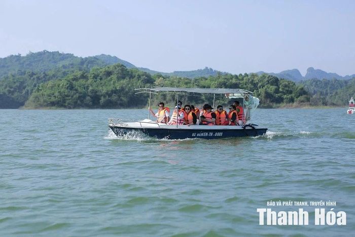 Các chuyên gia Hàn Quốc tìm hiểu công tác bảo tồn đa dạng sinh học tại Vườn Quốc gia Bến En.
