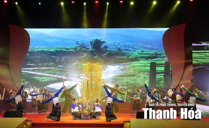 Tiết mục hòa tấu nhạc cụ dân tộc Thái “Mừng cơm mới” của Đoàn nghệ nhân dân gian Thanh Hóa giành Huy chương bạc tại Hội diễn.
