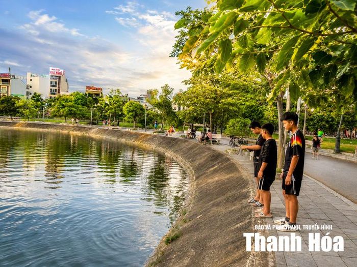 Trường An, Tùng Dương và Đại Nhân cùng nhau câu cá tại hồ Đồng Chiệc.