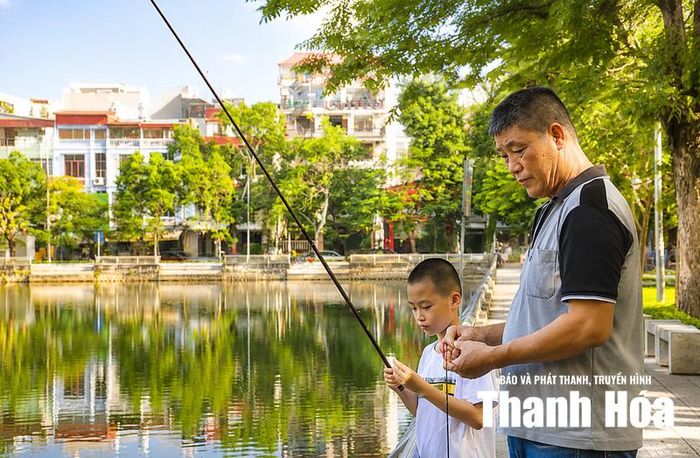 Ông nội hướng dẫn Hạo Nam câu cá tại Công viên Thanh Quảng.