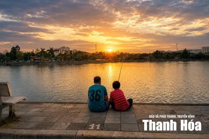 Những buổi câu cá là khoảng thời gian ý nghĩa để trẻ gắn kết hơn với gia đình.