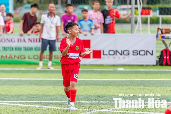 Gia Khánh đang là ngôi sao sáng nhất ở tập thể U10 phường Hạc Thành.