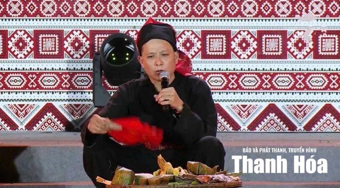 Nghệ nhân Vi Văn Phiên ở xã Xuân Chinh thực hành nghi lễ cúng cơm mới của người Thái tại Liên hoan Văn hóa truyền thống các dân tộc thiểu số tỉnh Thanh Hóa năm 2026.