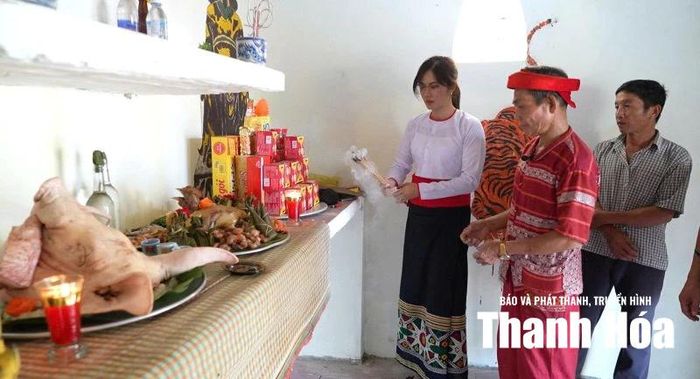 Lễ cúng cơm mới tại đền thờ thần làng Bản Mạ (nay là thôn Tiến Sơn, xã Thường Xuân). Ảnh tư liệu