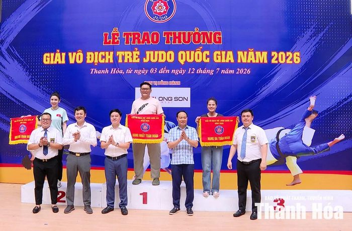 Đại diện lãnh đạo Liên đoàn Judo Việt Nam và Ban Tổ chức trao cờ cho Top 3 đơn vị toàn đoàn là thành phố Hồ Chí Minh, tỉnh Thanh Hóa và Bắc Ninh.