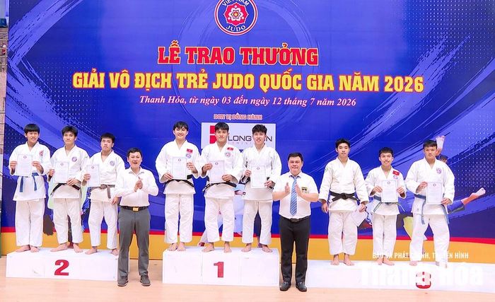 Đại diện Liên đoàn Judo Việt Nam trao huy chương đồng đội cho các VĐV.