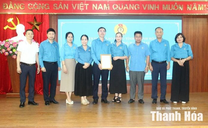 Công đoàn phường Hạc Thành ra mắt Tổ tư vấn pháp luật.