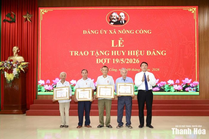 Phó Bí thư Thường trực Đảng ủy xã Nông Cống Trương Công Tuấn trao Huy hiệu Đảng cho các Đảng viên 55 năm tuổi Đảng.