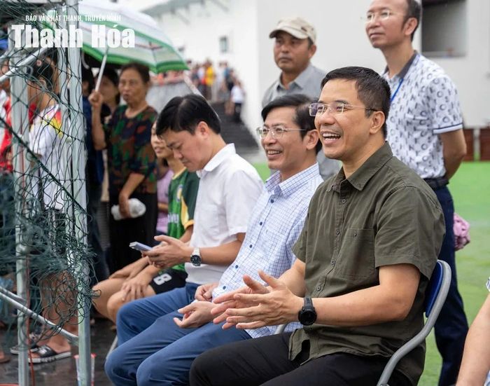 Phó Bí thư Thường trực Tỉnh ủy Nguyễn Hồng Phong dành những lời động viên, biểu dương tinh thần thi đấu hết mình của các cầu thủ nhí.