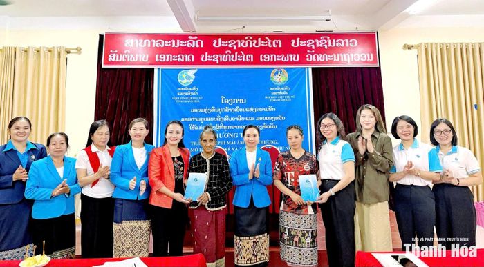Hội LHPN tỉnh Thanh Hóa trao kinh phí hỗ trợ xây nhà cho hội viên phụ nữ tỉnh Hủa Phăn.