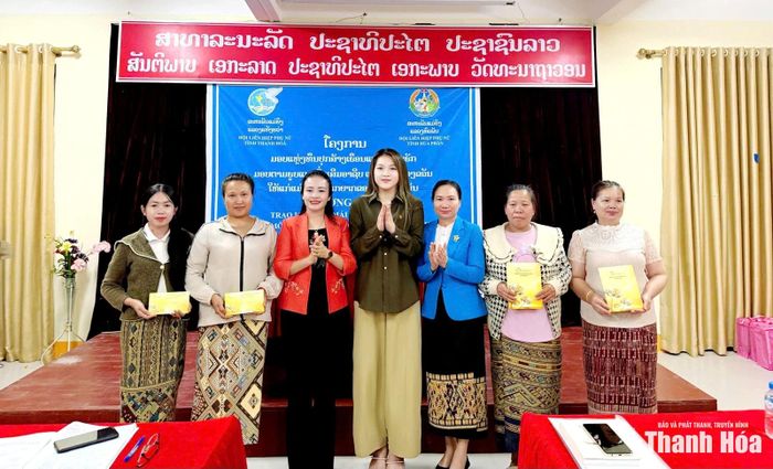 Hội LHPN tỉnh Thanh Hóa trao kinh phí xây dựng mô hình sinh kế cho hội viên, phụ nữ tỉnh Hủa Phăn.