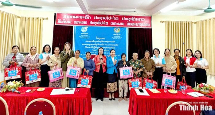 Hội LHPN tỉnh Thanh Hóa tặng quà cho hội viên, phụ nữ khó khăn tỉnh Hủa Phăn.