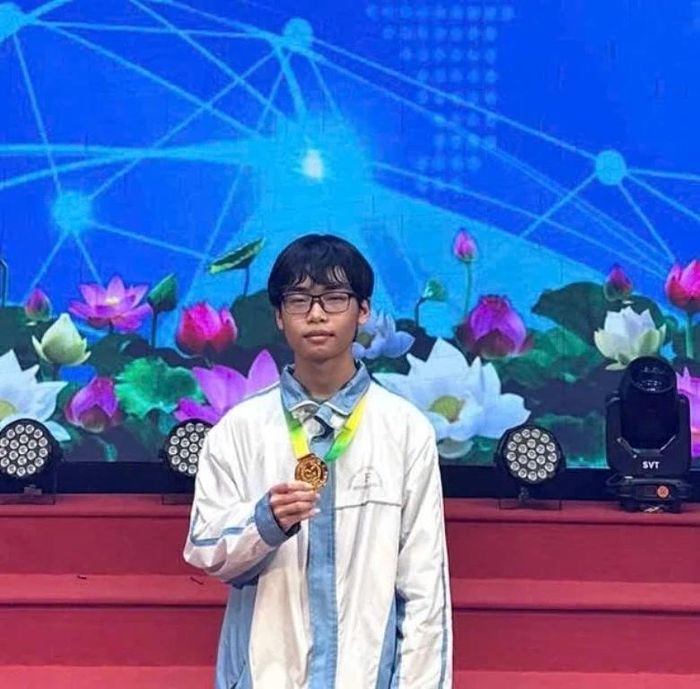 Em Nguyễn Quang Dũng, học sinh lớp 11 Chuyên Vật lý, Trường THPT Chuyên Lam Sơn Ảnh: Nhà trường cung cấp