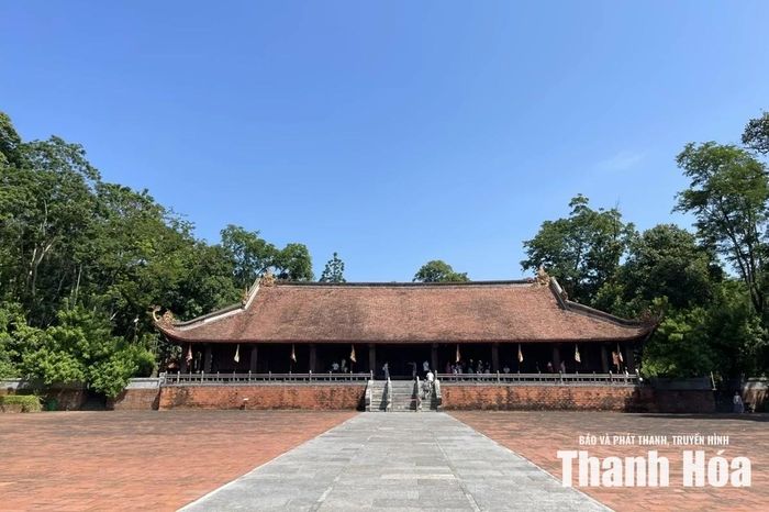 Di tích quốc gia đặc biệt Lam Kinh được vinh danh là “Điểm du lịch đi đầu trong khôi phục và xây dựng hoạt động văn hóa truyền thống phục vụ khách du lịch”.