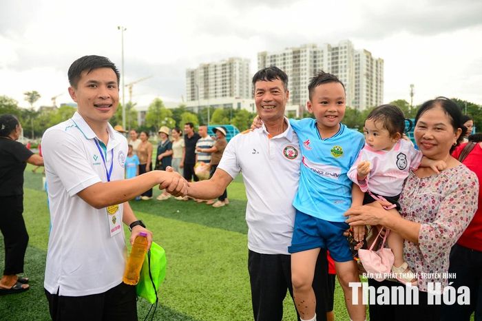 "Đội U8 Nghi Sơn tập trung cao độ trong khoảng hai tháng trước giải. Trung bình mỗi tuần các em tập từ 3 đến 4 buổi, riêng giai đoạn cận giải tăng lên 4 đến 5 buổi/tuần. Ban huấn luyện luôn yêu cầu các cầu thủ ra sân với tinh thần quyết chiến, quyết thắng, thi đấu hết mình và tuân thủ chặt chẽ đấu pháp đã đề ra", anh Chung chia sẻ.