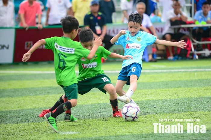 Tinh thần thi đấu kỷ luật, sự gắn kết trong lối chơi cùng bản lĩnh ở những thời điểm quyết định đã giúp U8 Nghi Sơn vượt qua các đối thủ U 8 Thiệu Hóa với tỉ số 3 - 2 để chạm tay vào chức vô địch, khép lại một mùa giải đầy thuyết phục.