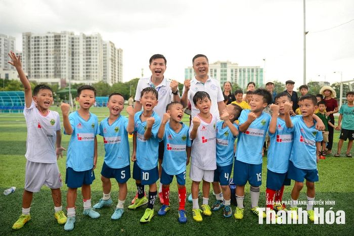 Giải Bóng đá Nhi đồng Báo và Phát thanh, truyền hình Thanh Hóa lần thứ V, năm 2026 - Cúp Xi măng Long Sơn không chỉ tìm ra hai nhà vô địch xứng đáng ở các lứa tuổi U8 và U10, mà còn tiếp tục khẳng định vai trò là sân chơi uy tín để phát hiện, bồi dưỡng những mầm non bóng đá, góp phần lan tỏa phong trào rèn luyện thể dục thể thao trong thanh, thiếu nhi trên địa bàn tỉnh.