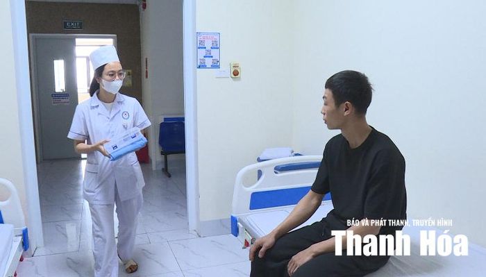 Điều dưỡng Bệnh viện Đa khoa Thiệu Hóa cấp phát trang phục và thuốc điều trị cho bệnh nhân.