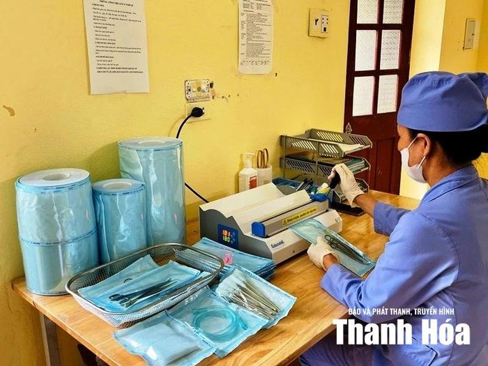 Nhân viên y tế Bệnh viện Đa khoa Thiệu Hóa thực hiện quy trình tiệt trùng, đóng gói dụng cụ y tế.