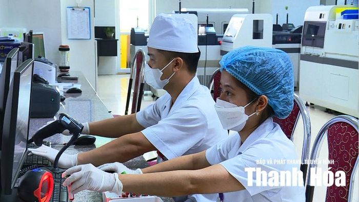 Kỹ thật viên Khoa Hóa sinh, Bệnh viện Đa khoa tỉnh Thanh Hóa thực hiện xét nghiệm mẫu bệnh phẩm bằng thiết bị tự động hóa.