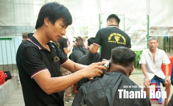Anh Nguyễn Đăng Dũng cùng các thành viên nhóm “Mái tóc tình thương” cắt tóc miễn phí cho bệnh nhân tại Bệnh viện Tâm thần Thanh Hóa.