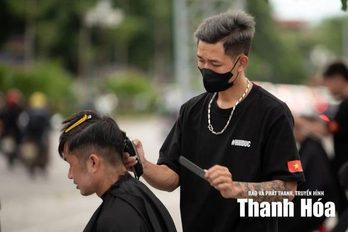 Cắt tóc miễn phí nhưng sự tập trung và tận tâm luôn được đặt lên trên hết.
