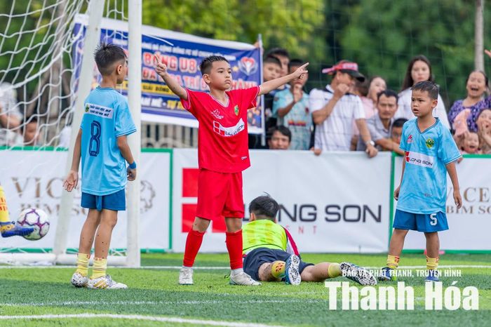 Pha ăn mừng của Trần Hữu Minh (U10 Hạc Thành).