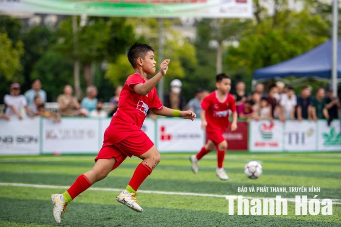 U10 phường Hạc Thành vượt lên dẫn trước từ khá sớm.