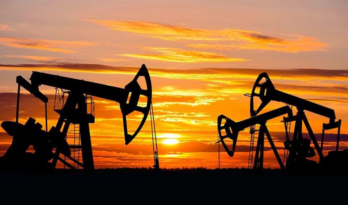 Giá dầu thế giới tăng vọt hơn 5% sau khi căng thẳng giữa Mỹ và Iran bùng phát trở lại. Ảnh: Xinhua.
