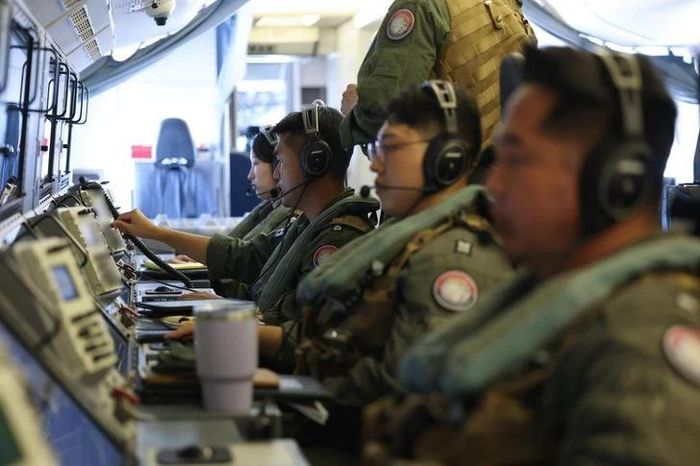 Hình ảnh bên trong buồng lái điều khiển nhiệm vụ của máy bay tuần tra biển P-8A thuộc Hải quân Hàn Quốc trong một cuộc tập trận chống tàu ngầm chung thuộc khuôn khổ cuộc tập trận Vành đai Thái Bình Dương năm 2026 gần Honolulu, Hawaii. Ảnh: Korea Times.