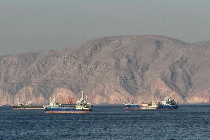 Các tàu neo đậu tại eo biển Hormuz, ngoài khơi thành phố cảng Khasab trên bán đảo Musandam phía bắc Oman. Ảnh: AFP.
