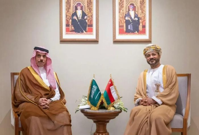 Hoàng tử Faisal bin Farhan bin Abdullah, Ngoại trưởng Ả Rập Xê Út có cuộc hội đàm tại Muscat với Ngoại trưởng Oman Sayyid Badr Albusaidi. Ảnh: Aawsat.