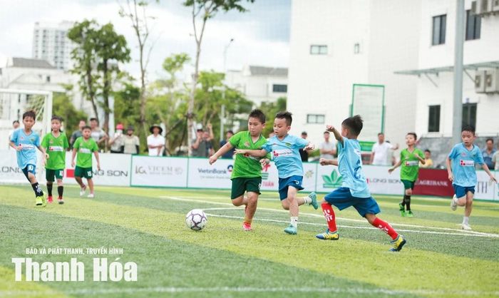 U8 Nghi Sơn (áo xanh nhạt) và U8 Thiệu Hóa nhập cuộc đầy quyết tâm.