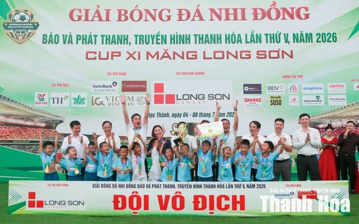 Phó Chủ tịch UBND tỉnh Đầu Thanh Tùng cùng Ban Tổ chức, các nhà tài trợ trao Cúp vô địch cho U8 Nghi Sơn.