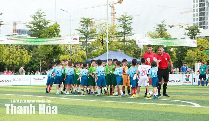 U8 Nghi Sơn và U8 Thiệu Hóa ra sân trong trận chung kết.