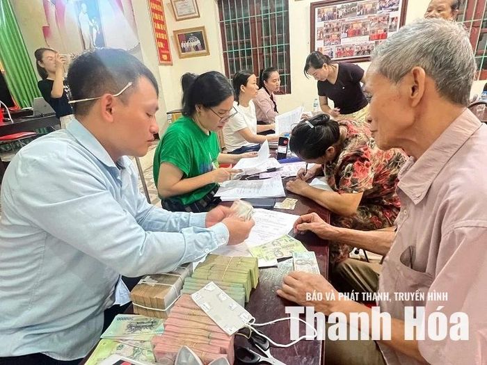 Người dân đồng thuận, phấn khởi khi nhận tiền hộ trợ đền bù.