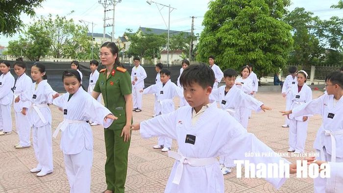 Cán bộ Công an xã An Nông trực tiếp hướng dẫn các em tập luyện các động tác.
